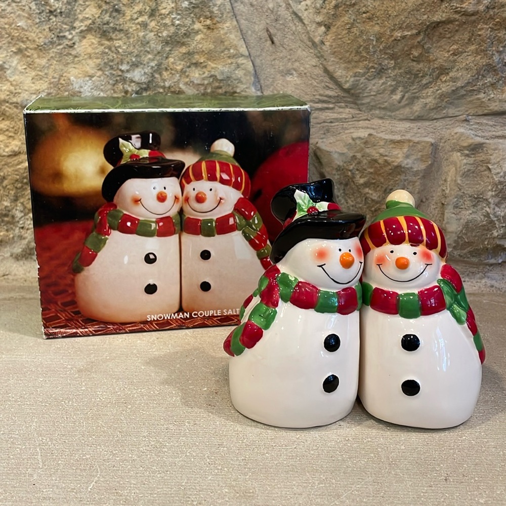 NEW Kirklands Snowman Couple Salt Pepper Shaker Set Ceramic Christmas Tableware